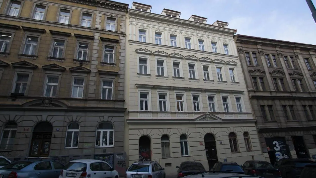 Apartment Continents Nearby Main Train And Bus Station Прага