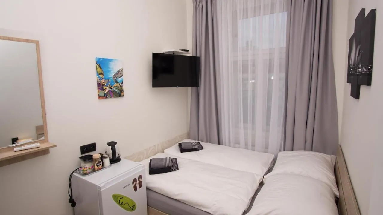 Apartment Continents Nearby Main Train And Bus Station Прага