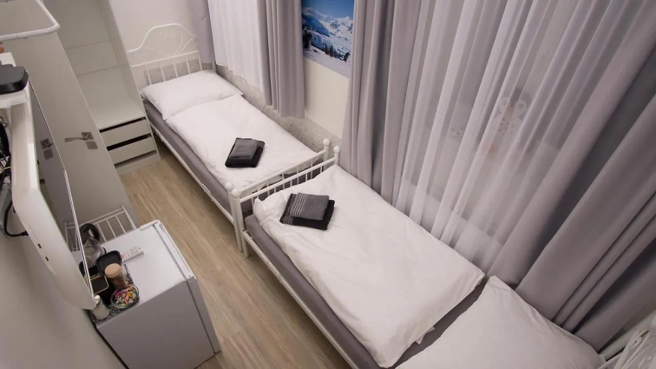 Apartment Continents Nearby Main Train And Bus Station Praga 0*,